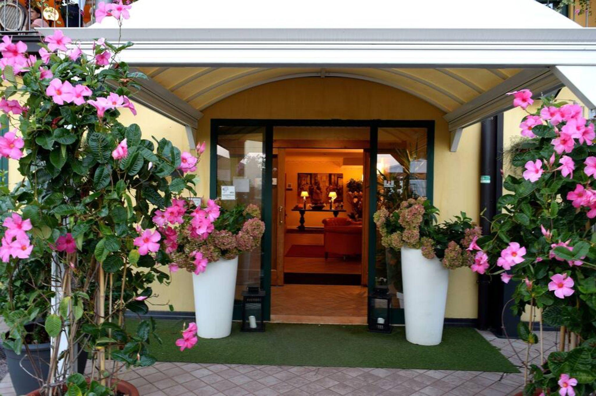 Ahg Riva Del Sole Hotel - Adults Only Moniga del Garda Ngoại thất bức ảnh